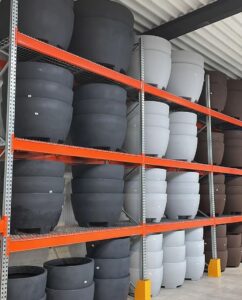 grote bloembakken in vijf verschillende maten en drie verschillende kleuren